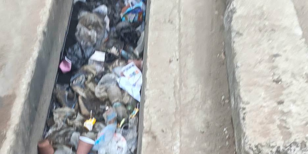 Abobo : à Sagbé, les caniveaux étouffent sous les ordures