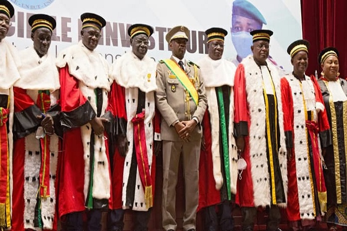 Le-president-malien-le-colonel-Assimi-Goita-entoure-des-membres-de-la-Cour-supreme-lors-de-sa-prestation-de-serment-a-Bamako-le-7-juin-2021-1214238