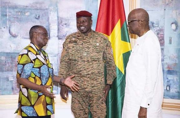 le-president-de-transition-recoit-lancien-chef-dEtat-Roch-Marc-Christian-Kabore