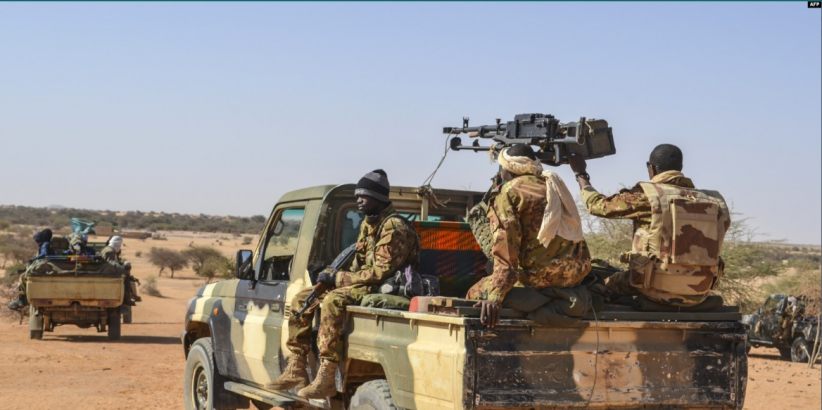 Des-militaires-maliens-en-patrouille-mixte-avec-des-membres-des-Gatia-et-MSA-autour-de-Menaka-le-19-avril-2017-822x410