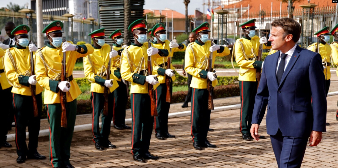 Le-president-francais-Emmanuel-Macron-passe-en-revue-les-troupes-a-son-arrivee-au-palais-presidentiel-de-Bissau-le-28-juillet-2022.