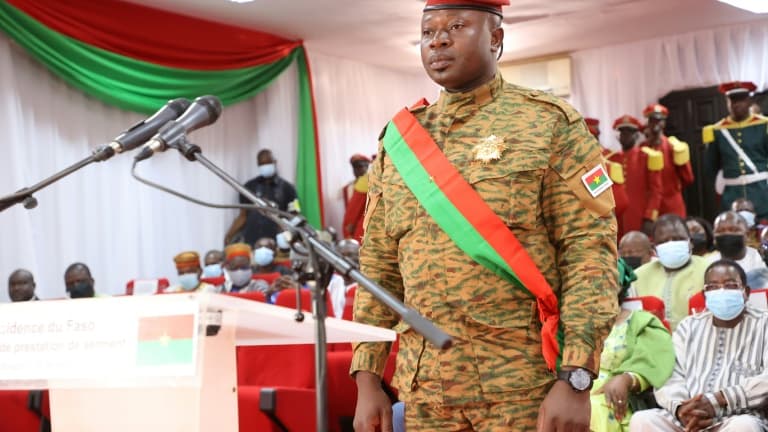 Le-lieutenant-colonel-Paul-Henri-Sandaogo-Damiba-est-investi-president-du-Burkina-Faso-le-16-fevrier-2022-a-Ouagadougou-1237385