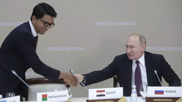 Le-president-russe-Vladimir-Poutine-serre-la-main-du-president-malgache-Andry-Rajoelina-sommet-Russie-Afrique-2019-a-Sotchi-le-23-octobre-2019-822x461