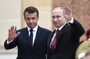 emmanuel-macron-et-vladimir-poutine-en-2017-bien-avant-la-crise-actuelle-lors-d-un-sommet-a-versailles-photo-archives-afp-stephane-de-sakutin-1646332826