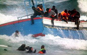 7777371796_un-bateau-de-migrants-secouru-au-large-de-l-italie