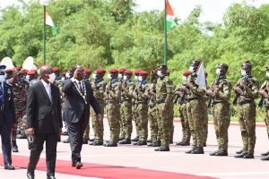 Alassane-Ouattara-recoit-les-honneurs-militaires