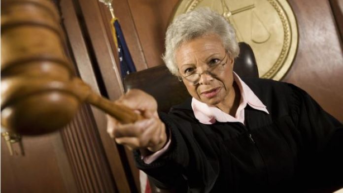 _107911038_judgepointing