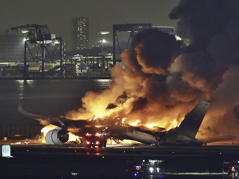 Une collision entre deux avions à un aéroport de Tokyo fait cinq morts