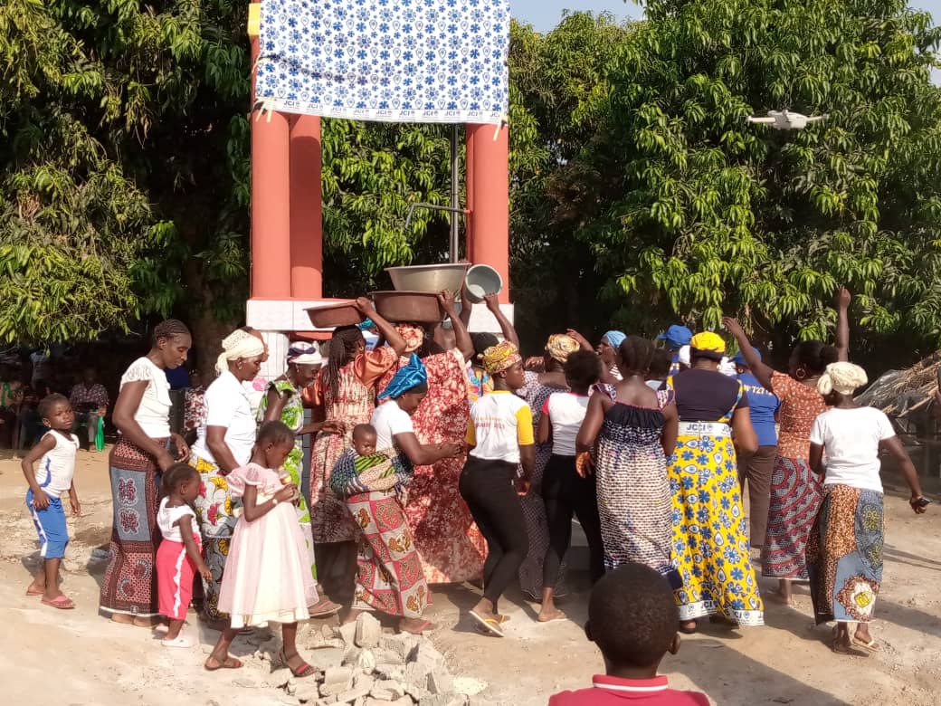 Bouaké: la Jci offre un forage à un village