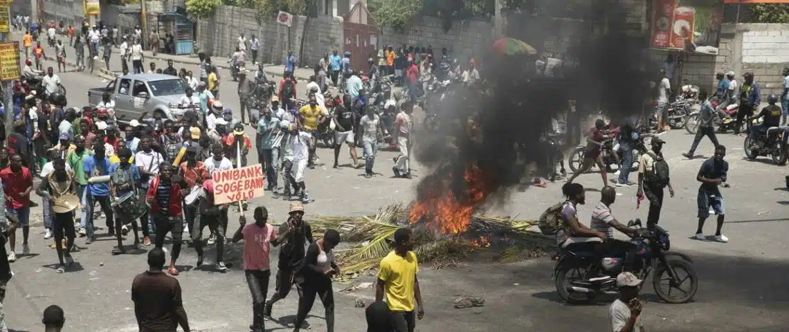 Acculé par les gangs, Haïti décrète l’état d’urgence et un couvre-feu à Port-au-Prince