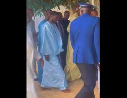 Touba: Le président Diomaye Faye enlève ses chaussures  au domicile du khalife