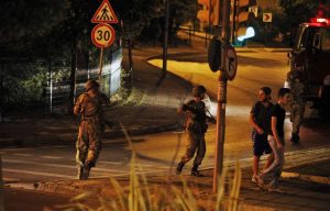 960x614_soldats-turcs-rive-asiatique-istanbul-pendant-tentative-coup-etat-15-juillet-2016