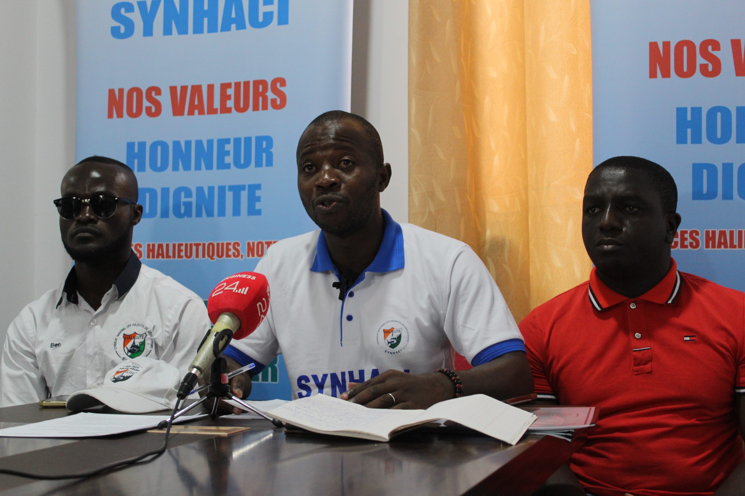 
Le Syndicat national des halieutes de Côte d'Ivoire (SYNHACI), demande un statut de paramilitaire, auprès du ministère des Ressources animales et Halieutiques, en vue d'une amélioration des conditions de travail. 
