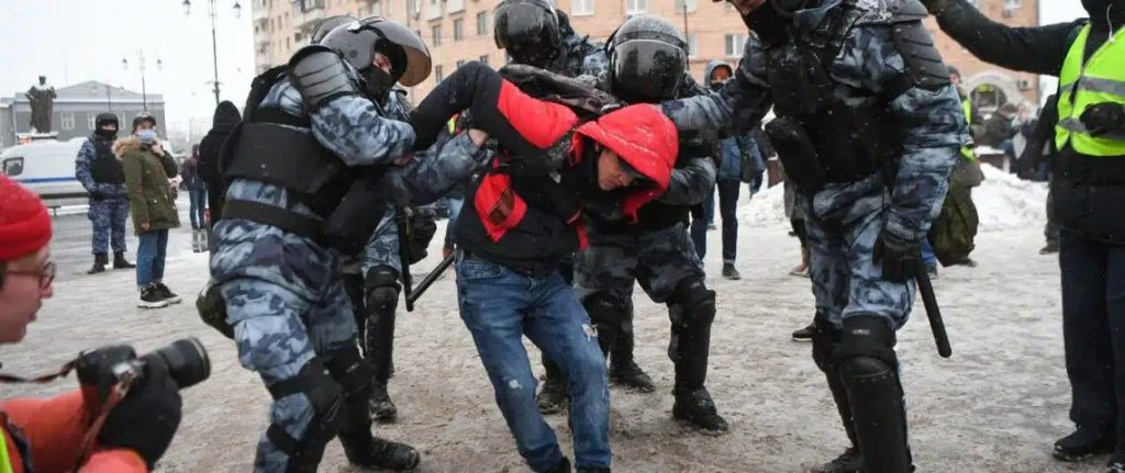 policiers-arretent-manifestantsd-rassemblement-soutien-opposant-russe-emprisonne-alexei-navalny-31-j