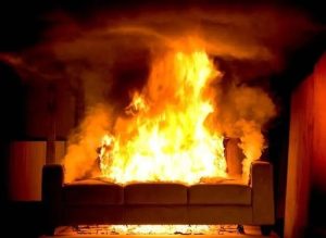 Pour une question d’argent : Une jeune fille met le feu à la chambre de son petit ami