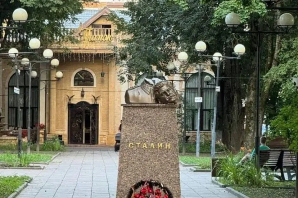 Russie : un buste de Staline décapité par un individu