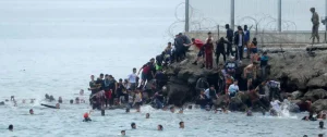Des milliers de personnes tentent de traverser à la nage du Maroc jusqu’à l’enclave espagnole de Ceuta