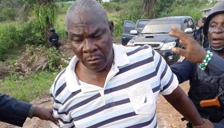 Le-colonel-Claude-Pivi-visiblement-tres-affaibli-tenu-par-des-policiers-lors-de-son-arrestation-750x430