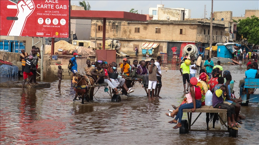 Les-fortes-pluies-provoquent-une-situation-alarmante-dans-la-banlieue-dakaroise._thumbnail