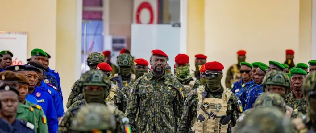 Guinée : la nouvelle constitution autorise le président Doumbouya à se présenter à la présidentielle, malgré l’interdiction actuelle