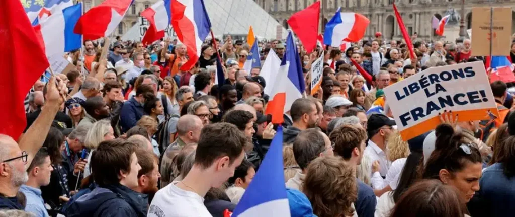 France: manifestation contre la nomination de Michel Barnier à Matignon