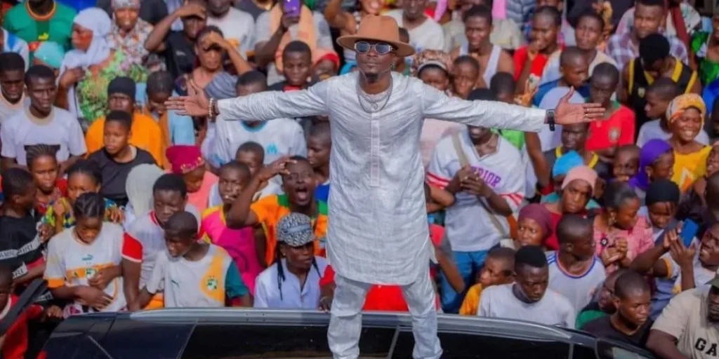 Debordo Leekunfa atteint plus d’un million de vues pour son clip « Djeneba Djaba »