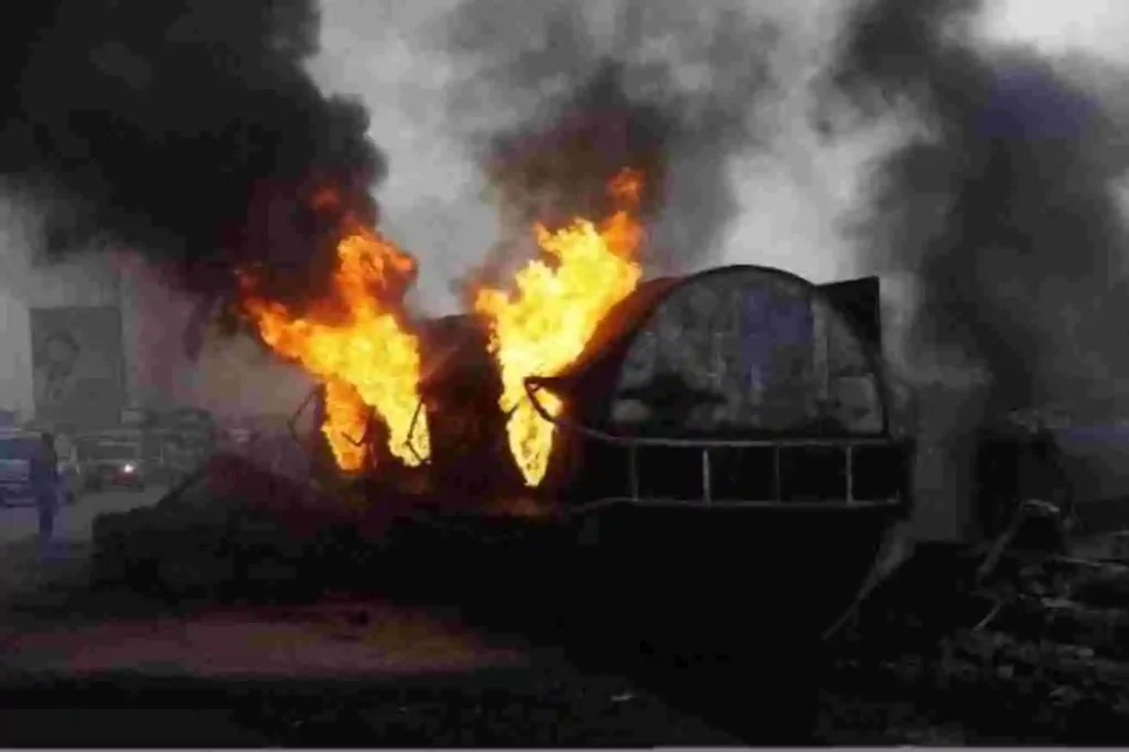 Explosion-dun-camion-citerne-©-PIUS-UTOMI-EKPEI-_-AFP