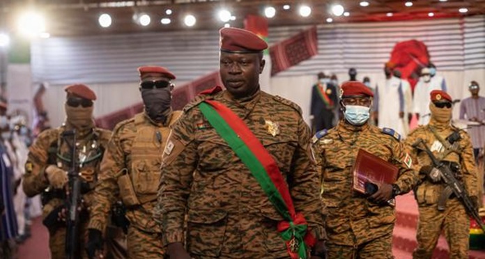 Coup de balai dans l’armée : l’ex-président de la transition et des militaires radiés