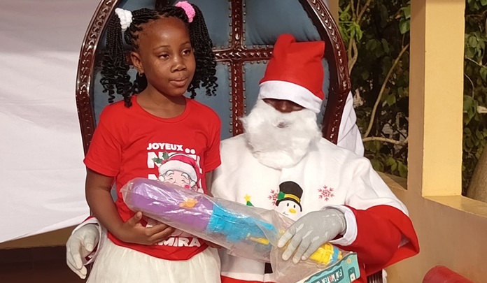Arbre de Noël / Man : plus de 100 enfants comblés de cadeaux