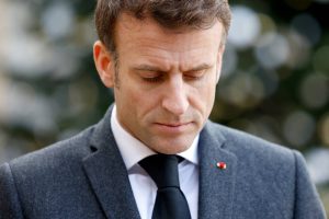 Crise en France : Emmanuel Macron rejette l’idée de démissionner avant la fin de son mandat