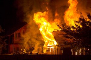 San-Pédro : un homme incendie la maison familiale après une dispute, six personnes blessées