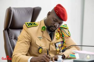Guinée : le mandat présidentiel passe à 7 ans, Doumbouya désormais éligible
