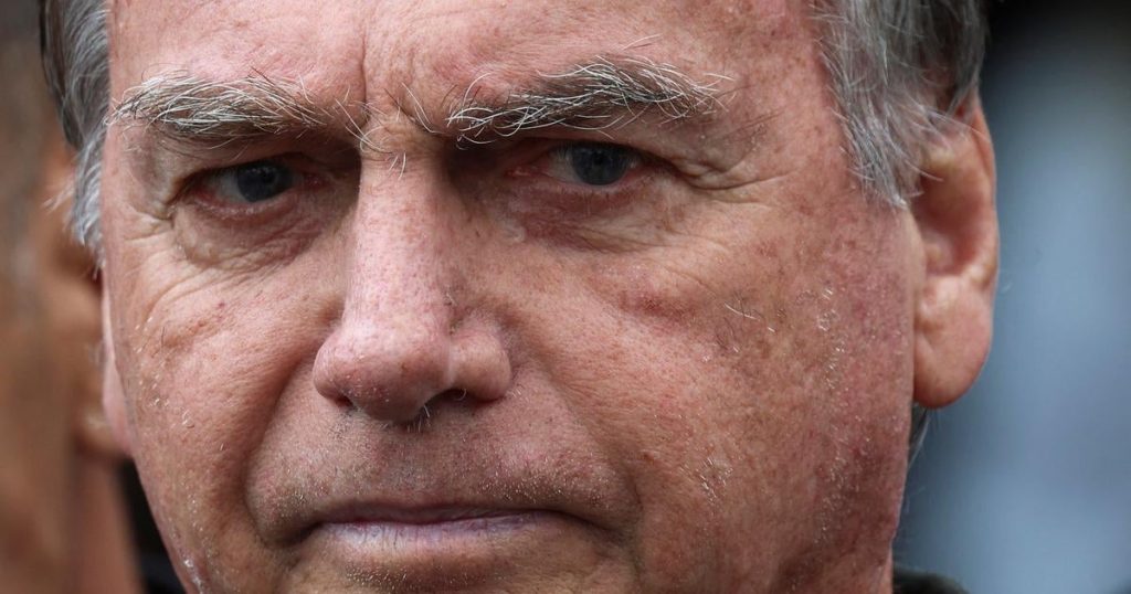 Brésil : l’ex-président Jair Bolsonaro hospitalisé après un malaise